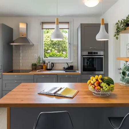 Milevoj - Three Bedroom Prázdninový dům
